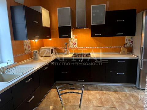 будинок за адресою с. Гатне, Квітнева вул.