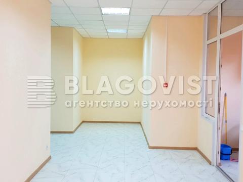 комерційна за адресою Анни Ахматової вул., 22