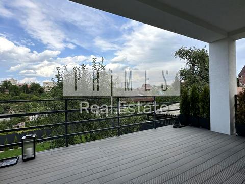 будинок за адресою Листопадна вул.