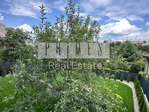 будинок за адресою Листопадна вул.