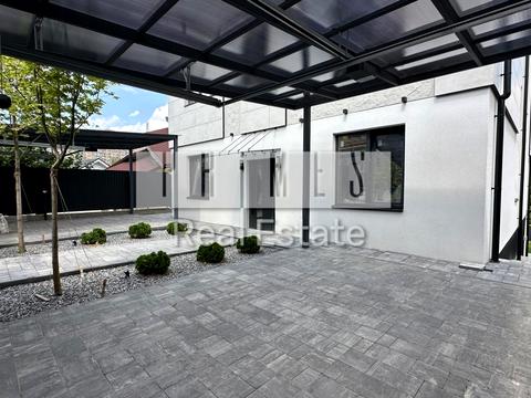 будинок за адресою Листопадна вул.