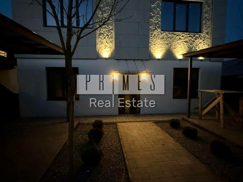 будинок за адресою Листопадна вул.