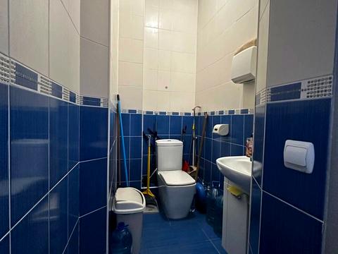 комерційна за адресою Жовтнева вул., 7