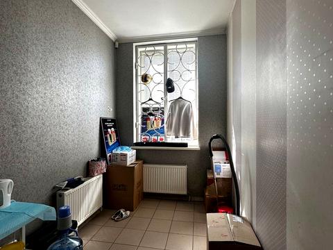 комерційна за адресою Жовтнева вул., 7