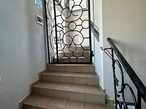 комерційна за адресою Жовтнева вул., 7