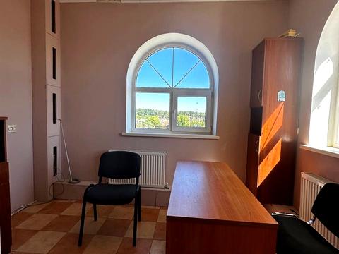 комерційна за адресою Жовтнева вул., 7