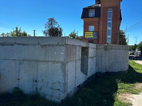 комерційна за адресою Жовтнева вул., 7