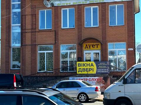 комерційна за адресою Жовтнева вул., 7