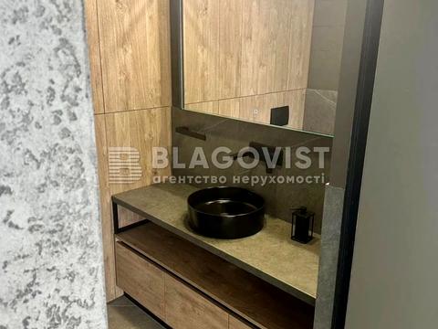 комерційна за адресою Центральна вул., 21-Б