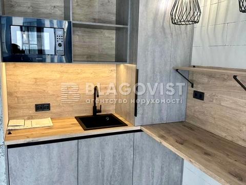 комерційна за адресою Центральна вул., 21-Б