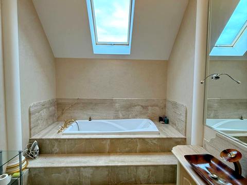 будинок за адресою Дніпровська