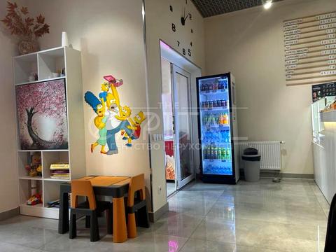 комерційна за адресою Драгоманова вул., 2