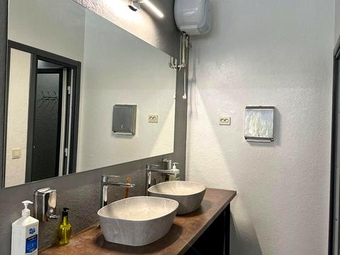 коммерческая по адресу с. Микуличин, Грушевского ул., 150