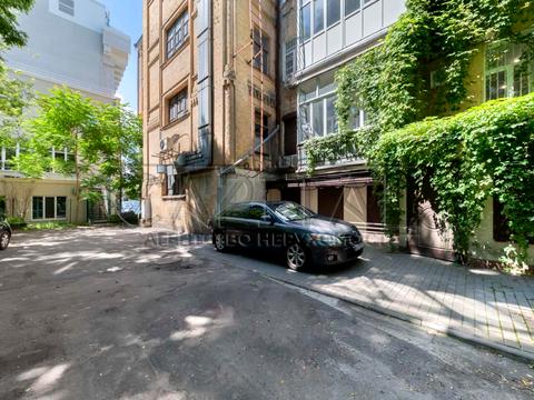 комерційна за адресою Костельна вул., 6