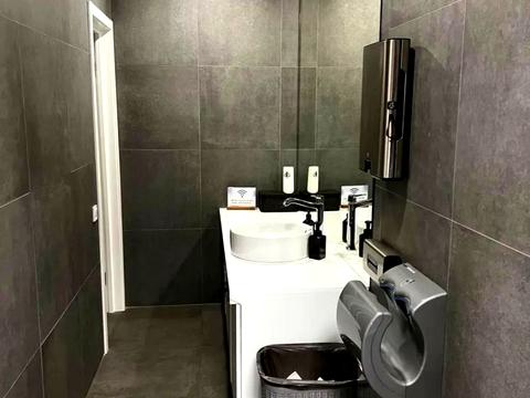 комерційна за адресою Володимирська вул., 38