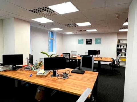 комерційна за адресою Володимирська вул., 38