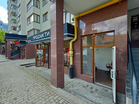 комерційна за адресою Хотинська вул., 12