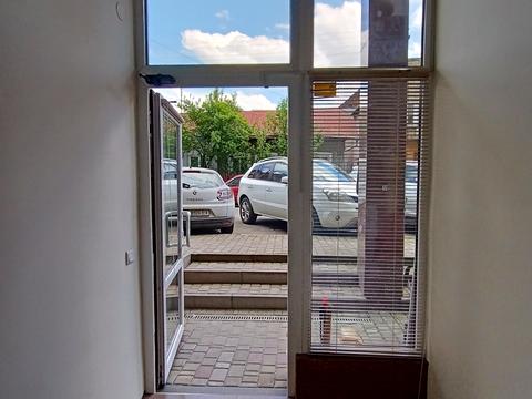 комерційна за адресою Хотинська вул., 12