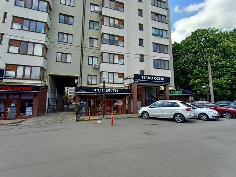 комерційна за адресою Хотинська вул., 12