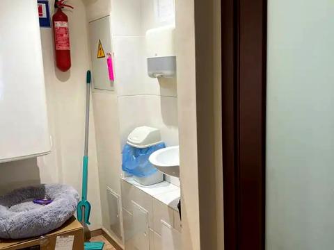 комерційна за адресою Воскресенська вул. (Леніна), 4