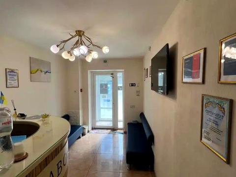 комерційна за адресою Воскресенська вул. (Леніна), 4