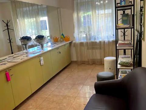 комерційна за адресою Воскресенська вул. (Леніна), 4