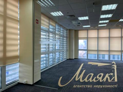 комерційна за адресою Київ, Миколи Амосова вул., 12