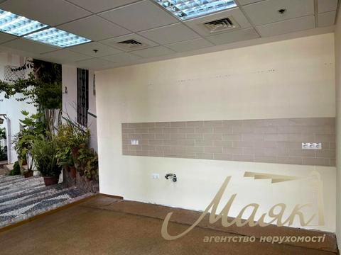 комерційна за адресою Київ, Миколи Амосова вул., 12