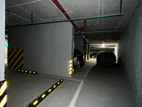 паркомісце за адресою Дніпровська набережна вул., 17-К