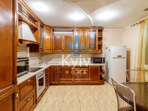 квартира за адресою Анни Ахматової вул., 43