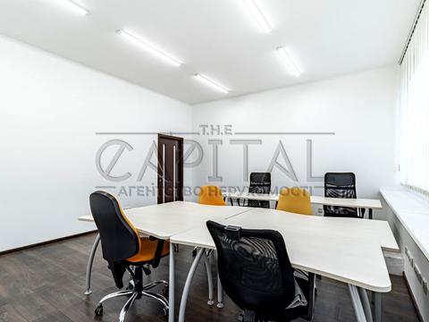 комерційна за адресою Інститутська вул., 16