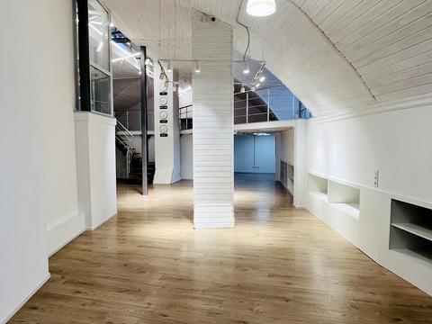 комерційна за адресою Дніпровська набережна вул., 19-А