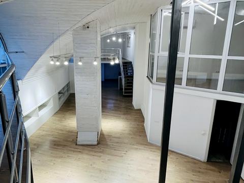 комерційна за адресою Дніпровська набережна вул., 19-А