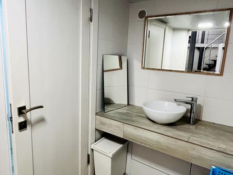 комерційна за адресою Дніпровська набережна вул., 19-А