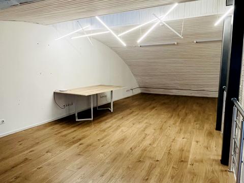 комерційна за адресою Дніпровська набережна вул., 19-А