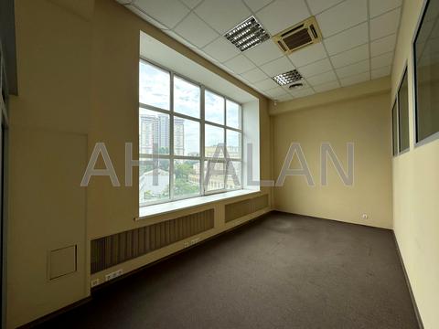 комерційна за адресою Дениса Монастирського вул. (Василя Сурікова), 3А