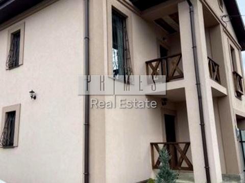 будинок за адресою Небесної Сотні вул. (Паризької Комуни)