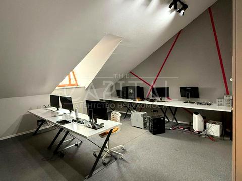 комерційна за адресою Воздвиженська вул., 22