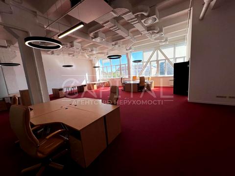 комерційна за адресою Лаврська вул. (Січневого Повстання), 12