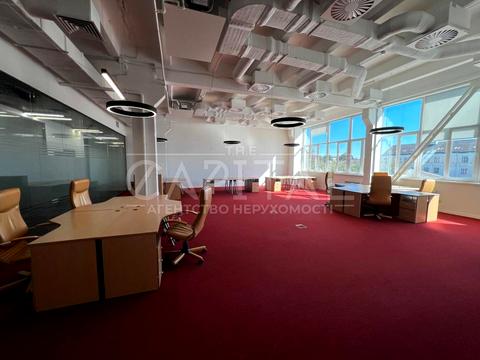 комерційна за адресою Лаврська вул. (Січневого Повстання), 12