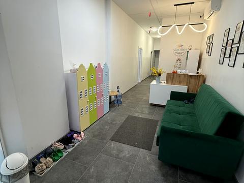 комерційна за адресою Повітряна вул., 82