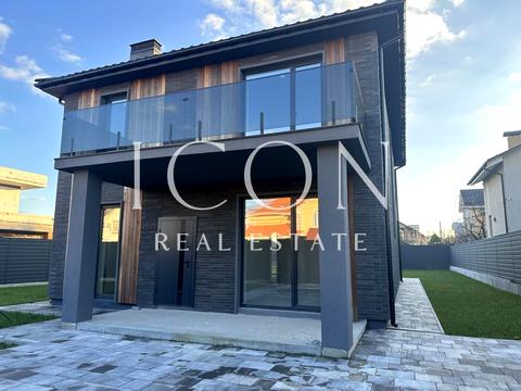 будинок за адресою Набережна вул.