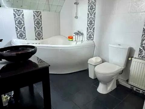 будинок за адресою Надії Алексєєнко вул. (Чичеріна)