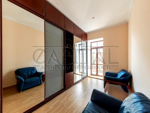 комерційна за адресою Круглоуніверситетська вул., 4