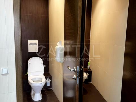 комерційна за адресою Володимирська вул., 38