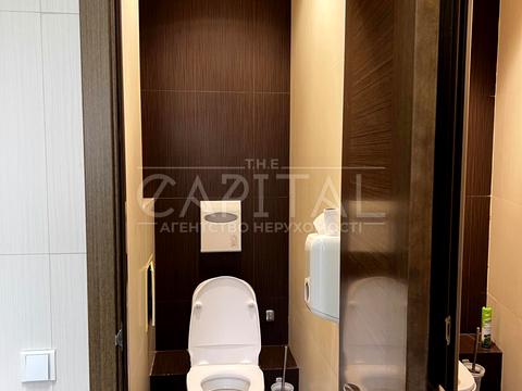 комерційна за адресою Володимирська вул., 38