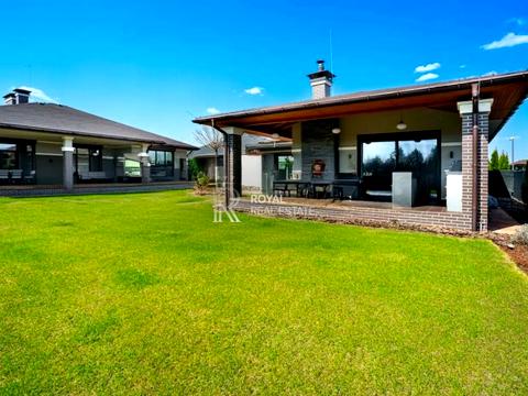 будинок за адресою центральна, 1