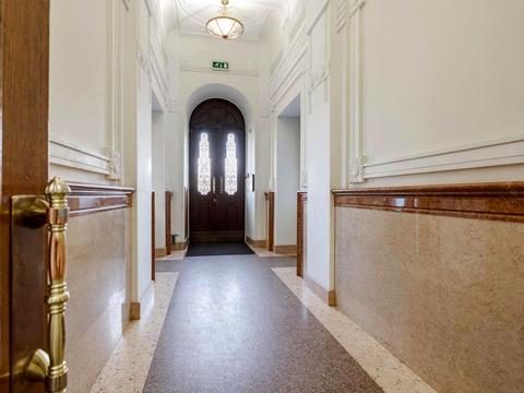 комерційна за адресою Контрактова пл., 10-А