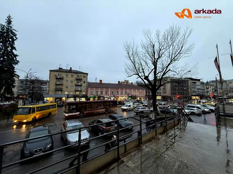 комерційна за адресою Незалежності вул., 10