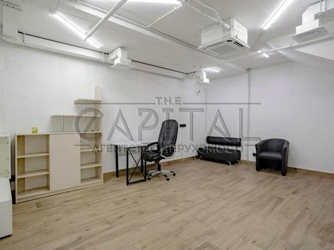 комерційна за адресою Дніпровська набережна вул., 18-А